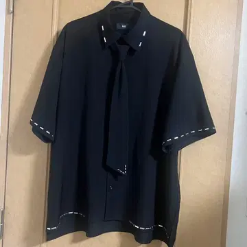 HARE 넥타이 반팔 셔츠 블랙 스터드