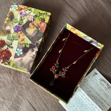거의 미사용 Michal Negrin 목걸이 플라워 모티브