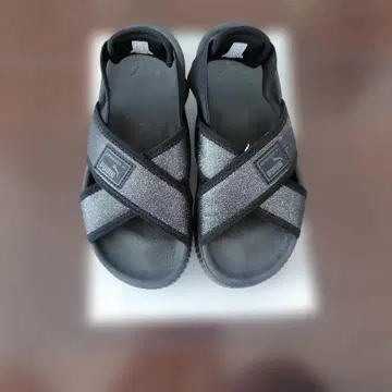 PUMA 통굽 샌들 블랙 라메 23cm
