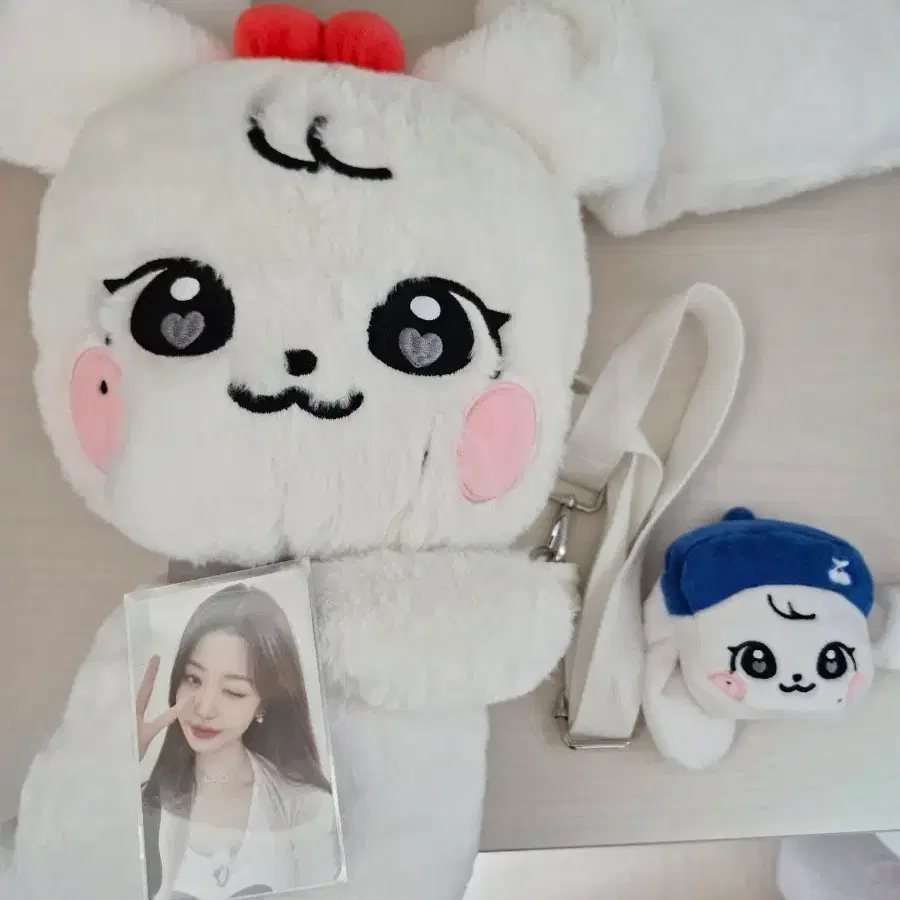 Below Cost) minive Ive pop up Cherry Hug Bag jang wonyoung