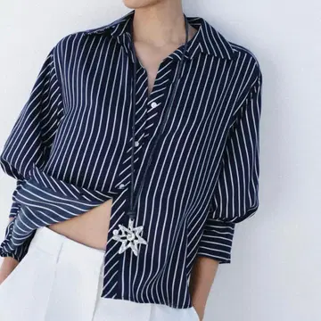 ZARA 스트라이프 패턴 퍼프 슬리브 셔츠 오분 소매 백 버튼 네이비