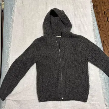 HAND KNIT 케이블 짜임 후드 부착 집업 니트