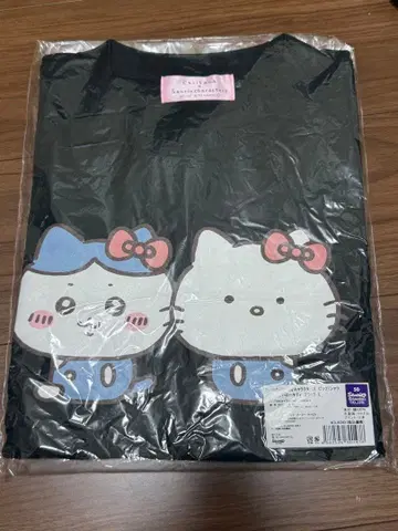 치이카와 x 산리오 캐릭터즈 빅 T셔츠 하치와레 x 헬로키티 블랙 L