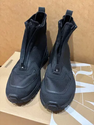 ZARA 테크니컬 지퍼 신발