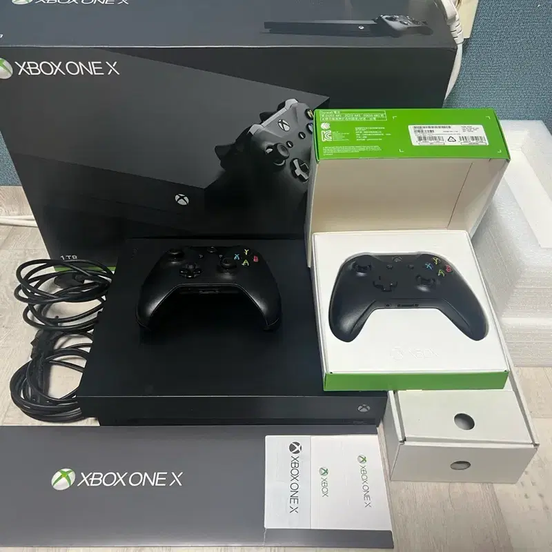 Xbox One X 1TB 풀박 + 정품 패드 2개