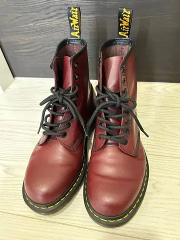 닥터마틴 8홀 부츠 체리 레드 Dr. Martens