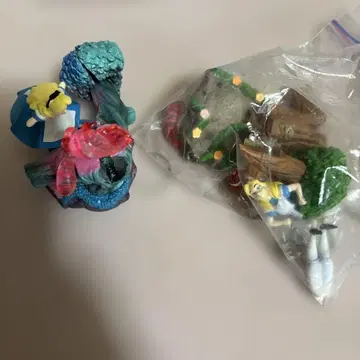 Disney Alice in Wonderland 피규어 색상 다름? 2체