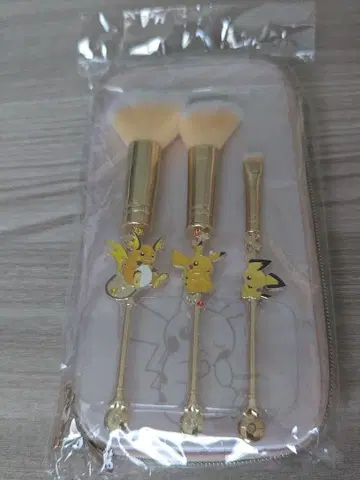 포켓몬 센터 메이크 브러쉬 세트 라이츄 피카츄 피츄