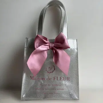 Maison de FLEUR 클리어 라메 리본 토트백