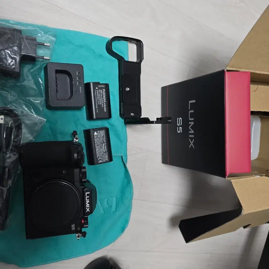 LUMIX S5 카메라 바디 팝니다.