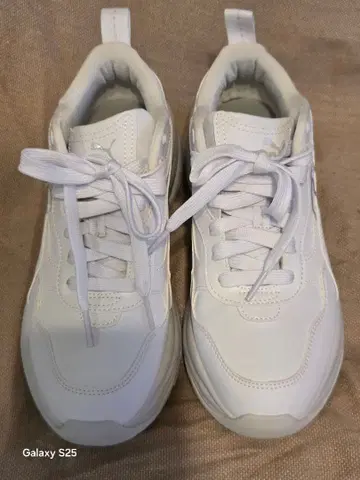 PUMA 통굽 스니커즈 화이트 여성용