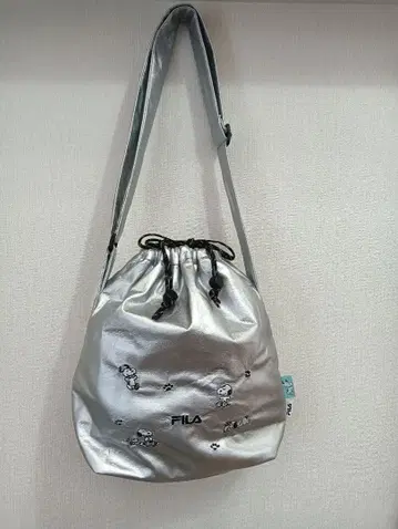 새상품 FILA 스누피 콜라보 숄더백 실버