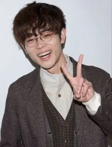 스다 마사키 착용 모델과 비슷한 라운드 안경