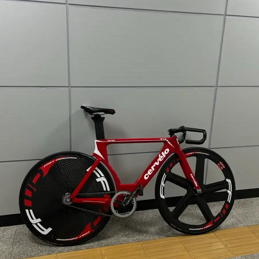 Cervelo t4 quick sale (including handle bar and pair of Pepo dual
