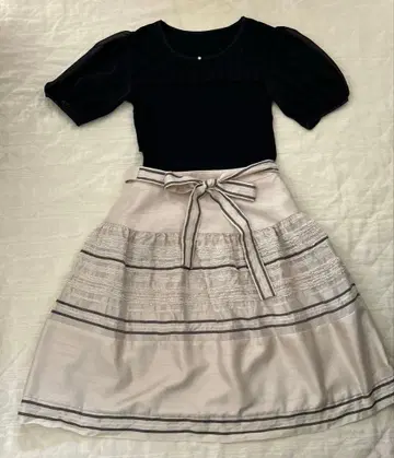 새상품급 샴페인 컬러 새틴 무릎 기장 스커트 L TO BE CHIC