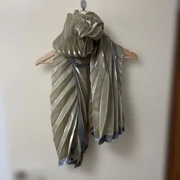 ISSEY MIYAKE 플리츠 가공 스톨 샴페인 골드