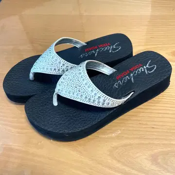 SKECHERS YOGA FOAM 큐빅 샌들