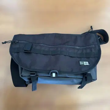 NEW ERA 필드 숄더백 9L 블랙 카메라백