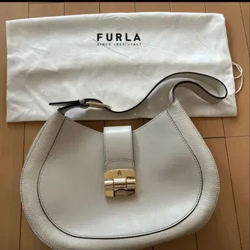 컨디션 최상! FURLA 숄더백 가죽 화이트