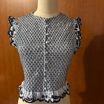이번 시즌 ZARA 레이스 셔링 블라우스 블루 계열
