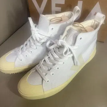 새상품급 VEJA 화이트 캠퍼스 하이컷 스니커즈 39
