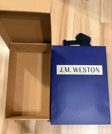빈 박스와 쇼핑백 J.M.WESTON