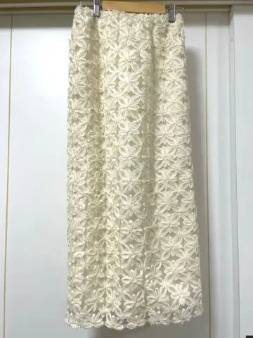 ZARA 타이트 스커트 화이트 꽃무늬 자수 XS 사이즈