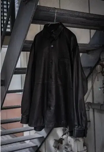 Blanc YM 레더 와이드 셔츠 블랙