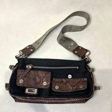 GUESS 00s archivegimmick shoulderbagY2K