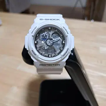 CASIO G-SHOCK GA-300 화이트 디지털 손목시계