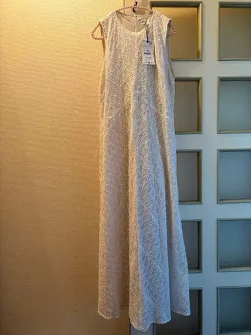 미사용 새상품 ZARA 슬리브리스 자수 롱 원피스 화이트 L