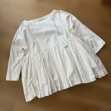 베리떼꾸르 피마코튼 절개 개더 풀오버 white