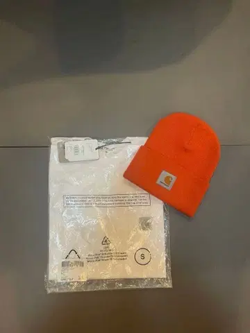 Carhartt WIP 화이트 티셔츠, 니트 모자 비니 오렌지