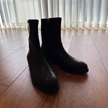 [우천 겸용] 블랙 숏부츠 사이드 지퍼 러그 밑창