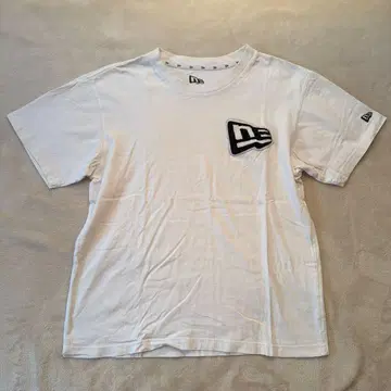 NEW ERA 반팔 T셔츠 화이트 로고 자수