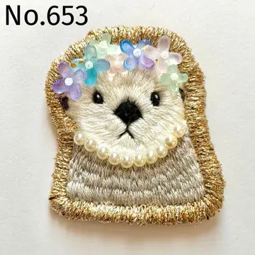 [ No.653 ] 꽃 화관을 쓴 랏코 자수 브로치