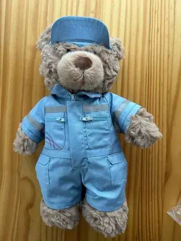 곰 봉제 인형 작업옷 모습
