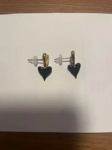 하트 모티브 귀걸이 블랙 골드
