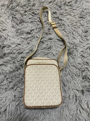 Michael Kors MK 로고 숄더백 베이지