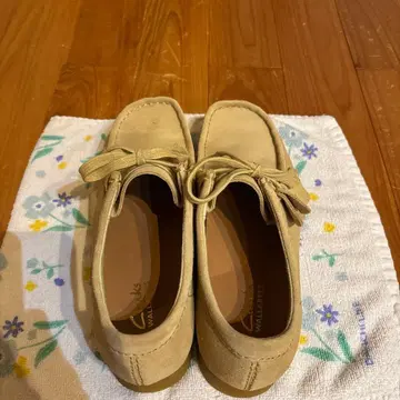 Clarks WALLABEES 베이지 스웨이드 모카신