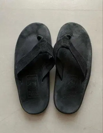 ISLAND SLIPPER 스웨이드 블랙 올 블랙 사이즈 6
