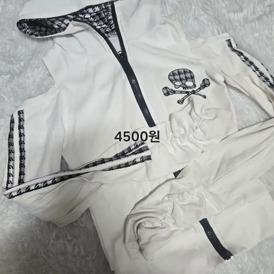 New with tags) The Coldest Moment Stripe TCM Hooded Zip-up S