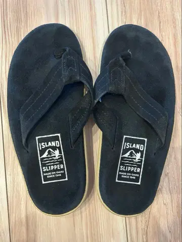 ISLAND SLIPPER 스웨이드 샌들 블랙