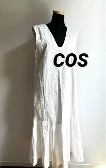 [ COS ] 화이트 슬리브리스 V넥 롱 원피스 A라인