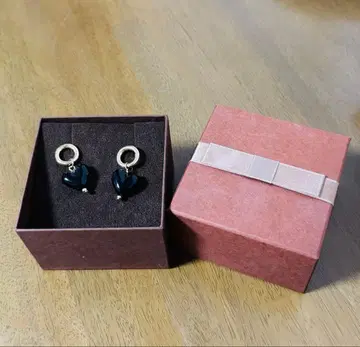 하트 모티브 귀걸이 블랙 골드 컬러