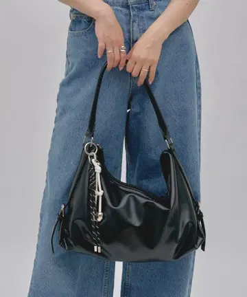 차오패닉 티피 참 포함 원 핸들 벨트 디자인 백 블랙