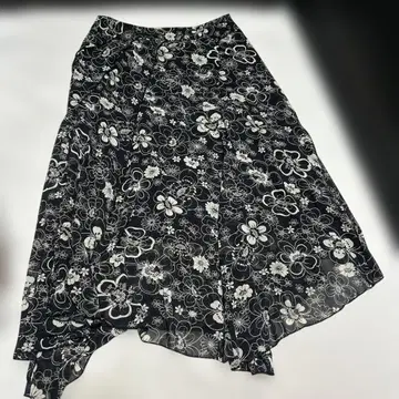 새상품급 Lois CRAYON 로이스크레용 플레어 스커트 꽃무늬 블랙 M