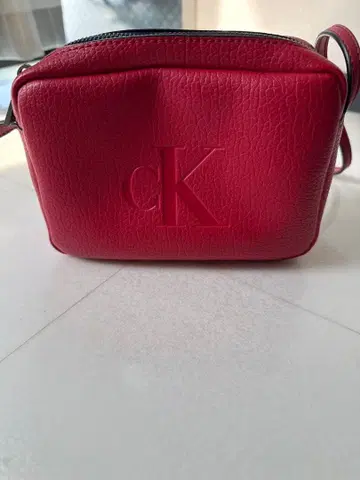 Calvin Klein 미니 숄더백 레드 CK 로고 크로스 바디백