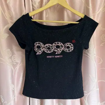 9090 girl 로고 오프숄더 글리터 티셔츠