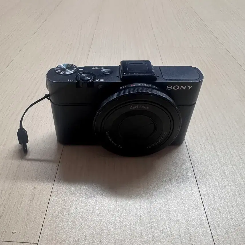 소니 RX100M2 디지털 카메라 32만에 팝니다